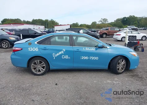 2015 Toyota Camry Hybrid Le z USA, uszkodzony, nr VIN 4T1BD1FK7FU173300